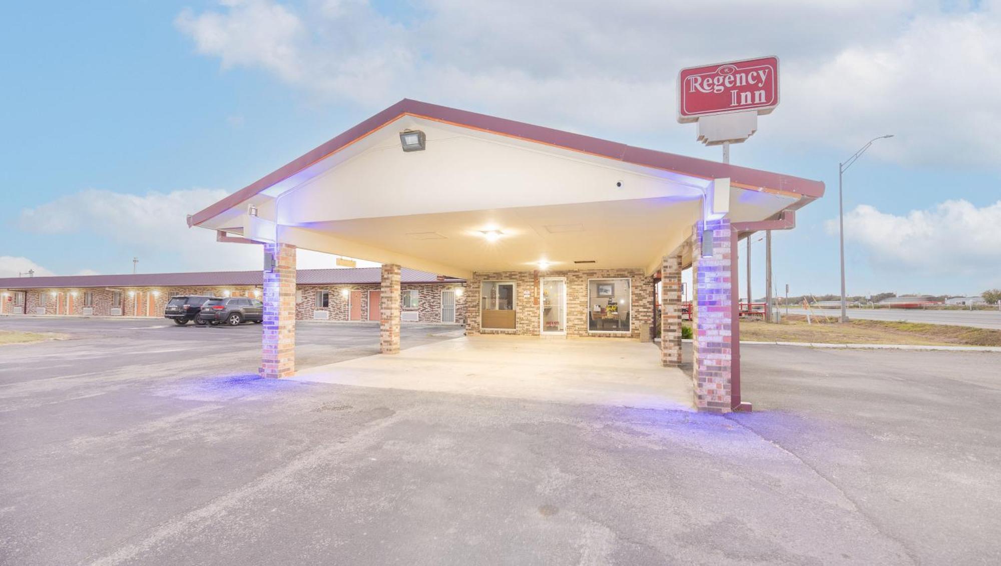 Regency Inn Hondo Экстерьер фото