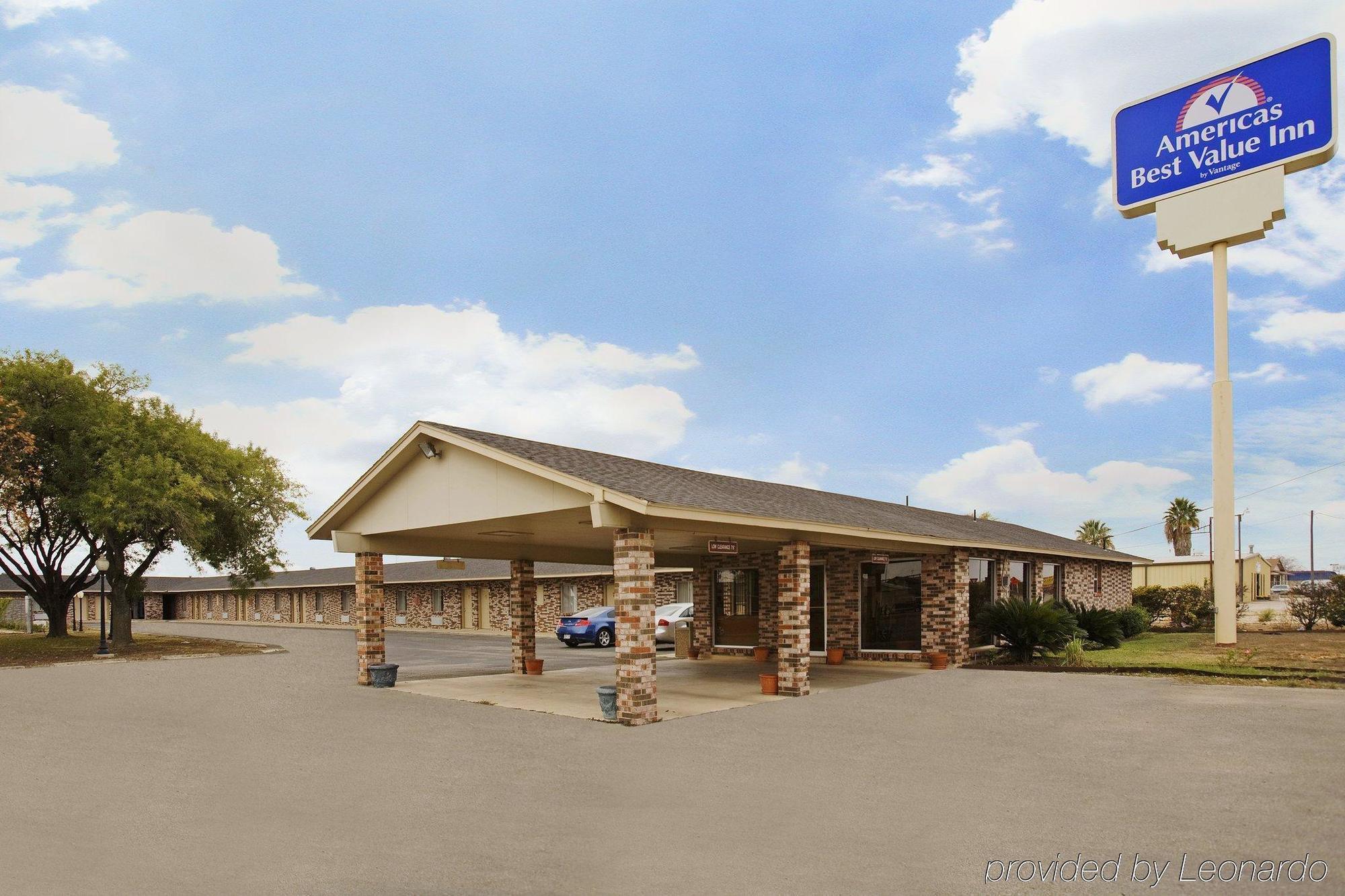 Regency Inn Hondo Экстерьер фото
