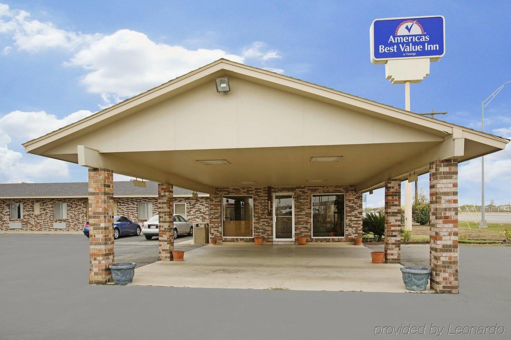 Regency Inn Hondo Экстерьер фото