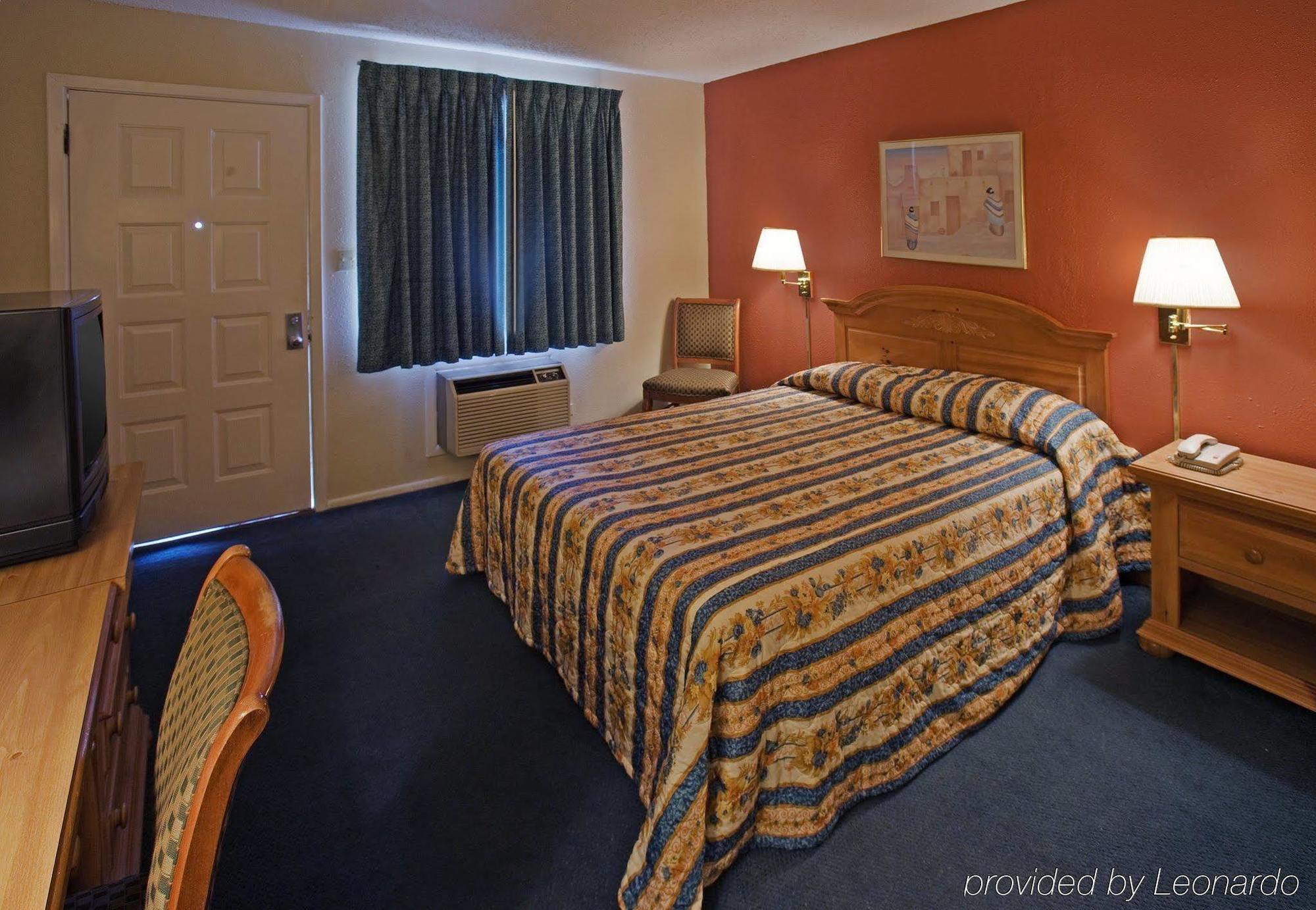 Regency Inn Hondo Номер фото