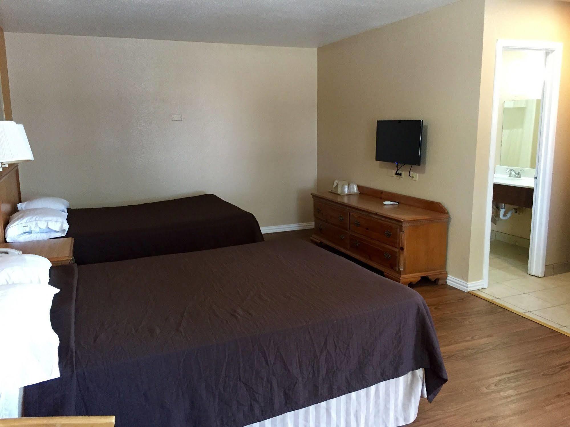 Regency Inn Hondo Экстерьер фото